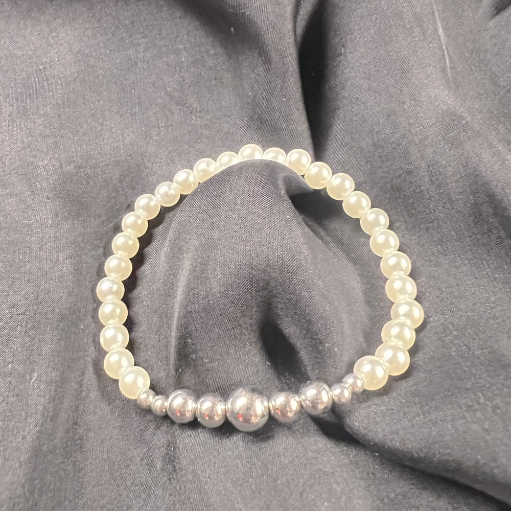 Beautiful silver and white pearl bracelet